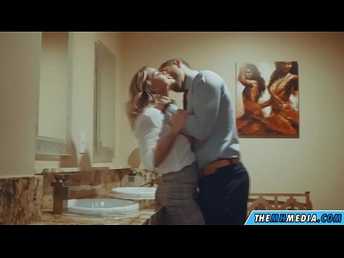 ❤️ Pe a faaosoosoina oe e se blonde busty i totonu o se faletaele lautele ❤️❌ Pono